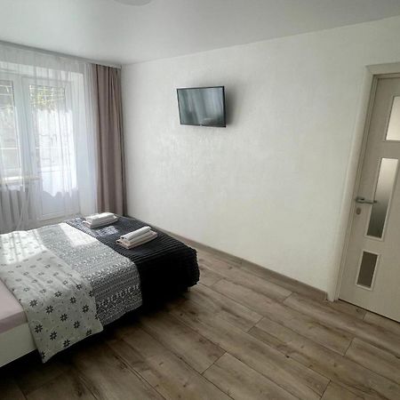 Appartement Нова 2Х Кімнатна В Центре à Rivne Extérieur photo